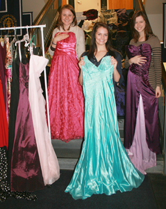 Prom Dress Shops London on Students Collect Prom Dresses For Teens In Need Augustana College