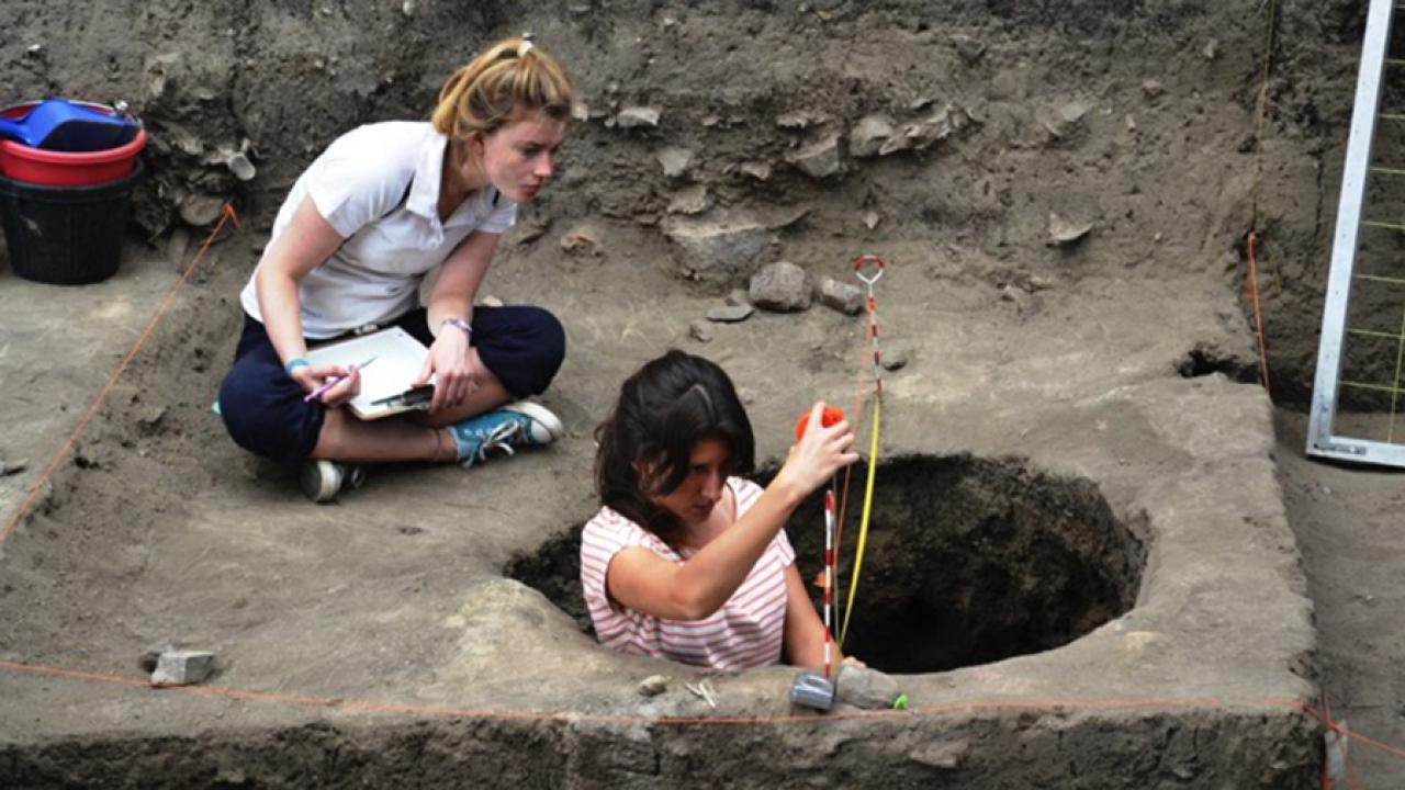 Students digging at anthropological site