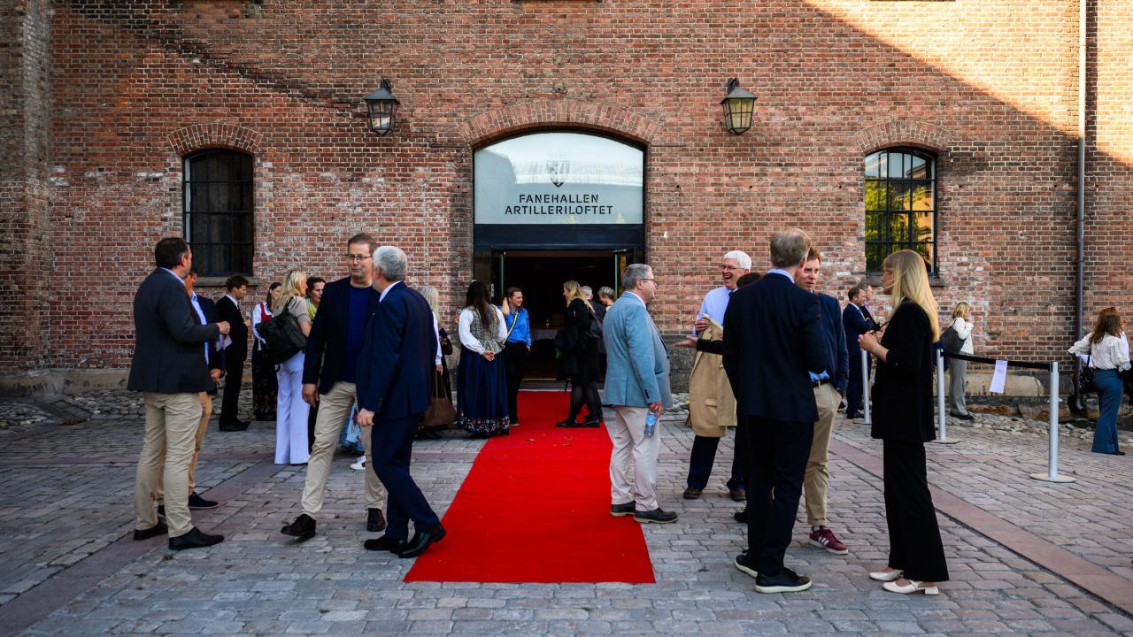 Nitz and Grinager in front of Fanehallen
