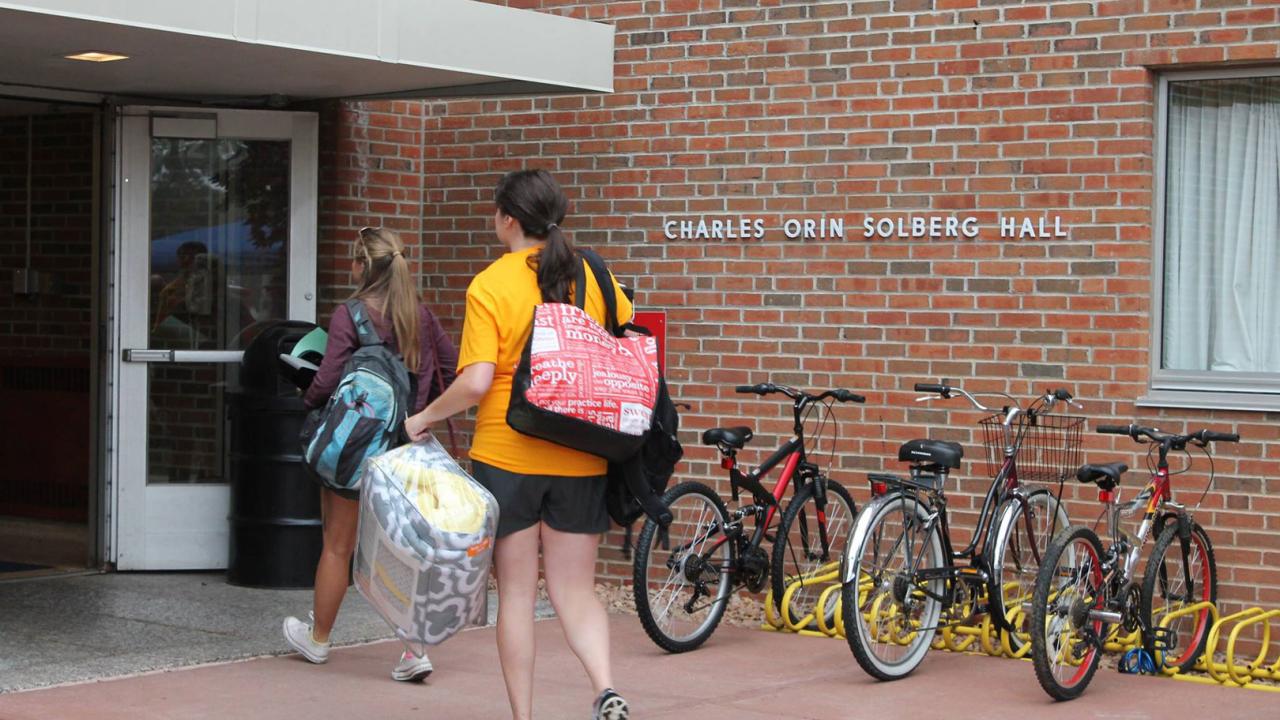 Move-in day at Solberg Hall includes help from Viking Guides.